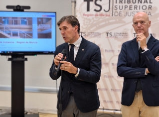 El presidente del TSJ y el secretario de Gobierno en un momento de la presentación de la primera fase de implantación de los tribunales de instancia de la Región de Murcia